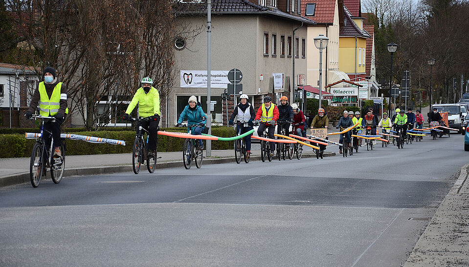 Poolnudelaktion ADFC Hohen Neuendorf 2021-04 Poolnudelaktion ADFC Hohen Neuendorf 2021-04