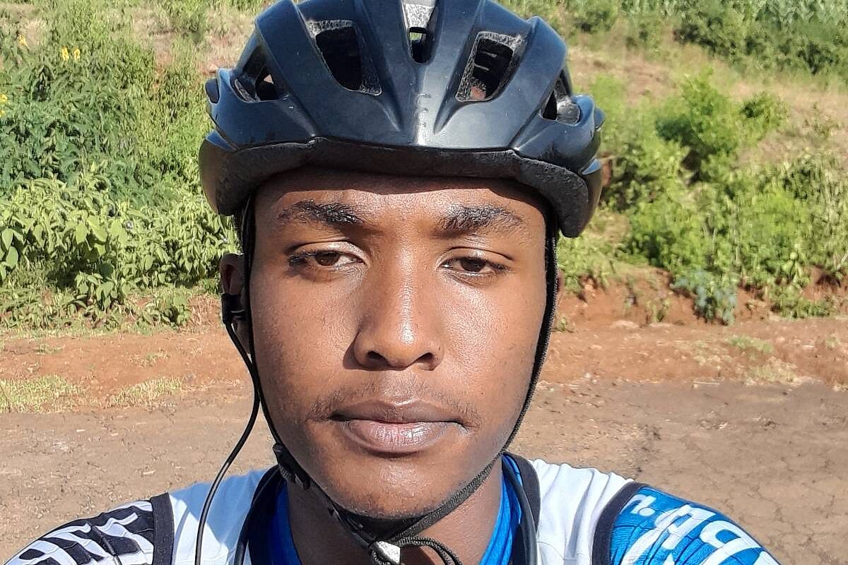 James in der Savanne Radfahrer in Kenianischer Landschaft