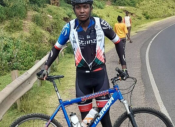 Mountainbiker präsentiert sein Rad