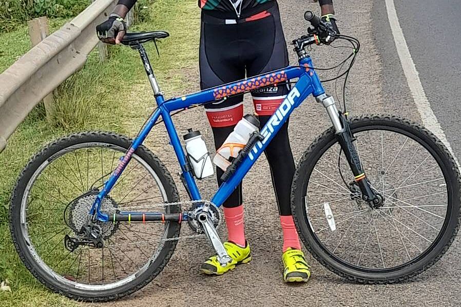 Stolzer Mountainbiker Mountainbiker präsentiert sein Rad