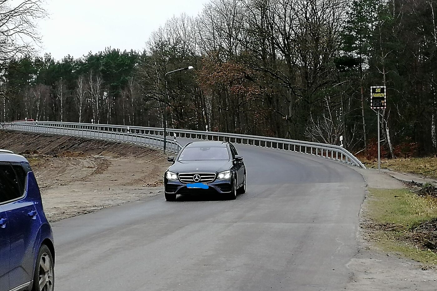 Schwächere Verkehrsteilnehmer sollen durch 'Geschwindigkeits-Smileys' auf der neuen Brücke Fichteallee geschützt werden Schwächere Verkehrsteilnehmer sollen durch 'Geschwindigkeits-Smileys' auf der neuen Brücke Fichteallee geschützt werden