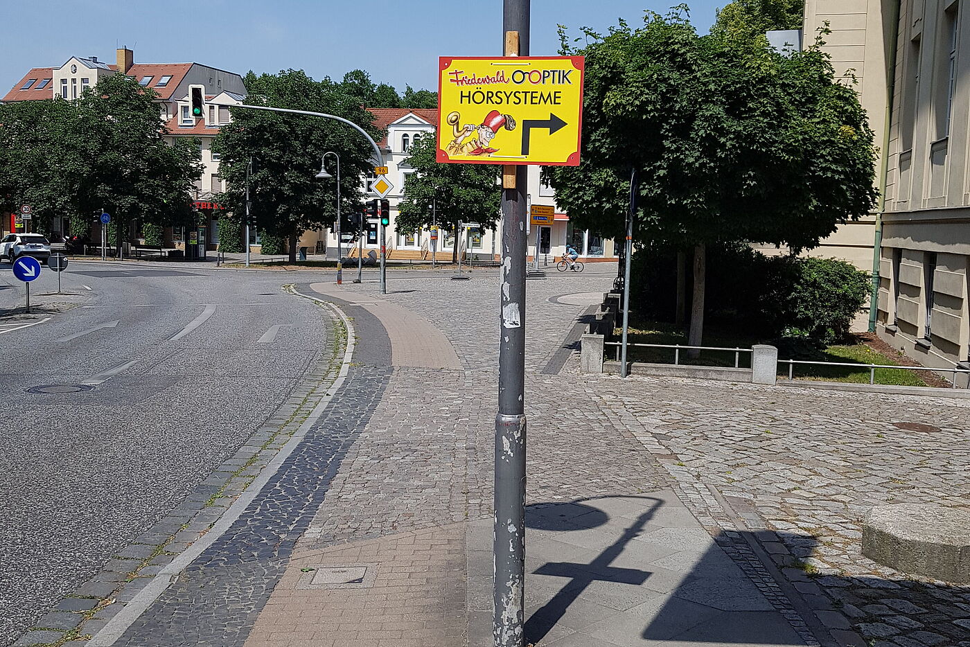 Hauptstraße Ostseite, Höhe Rathausparkplatz