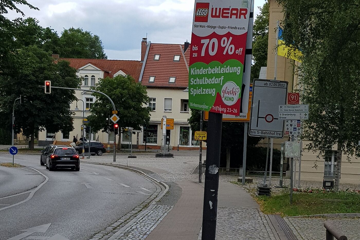 Hauptstrasse Ostseite, Höhe Parkplatz am Rathaus