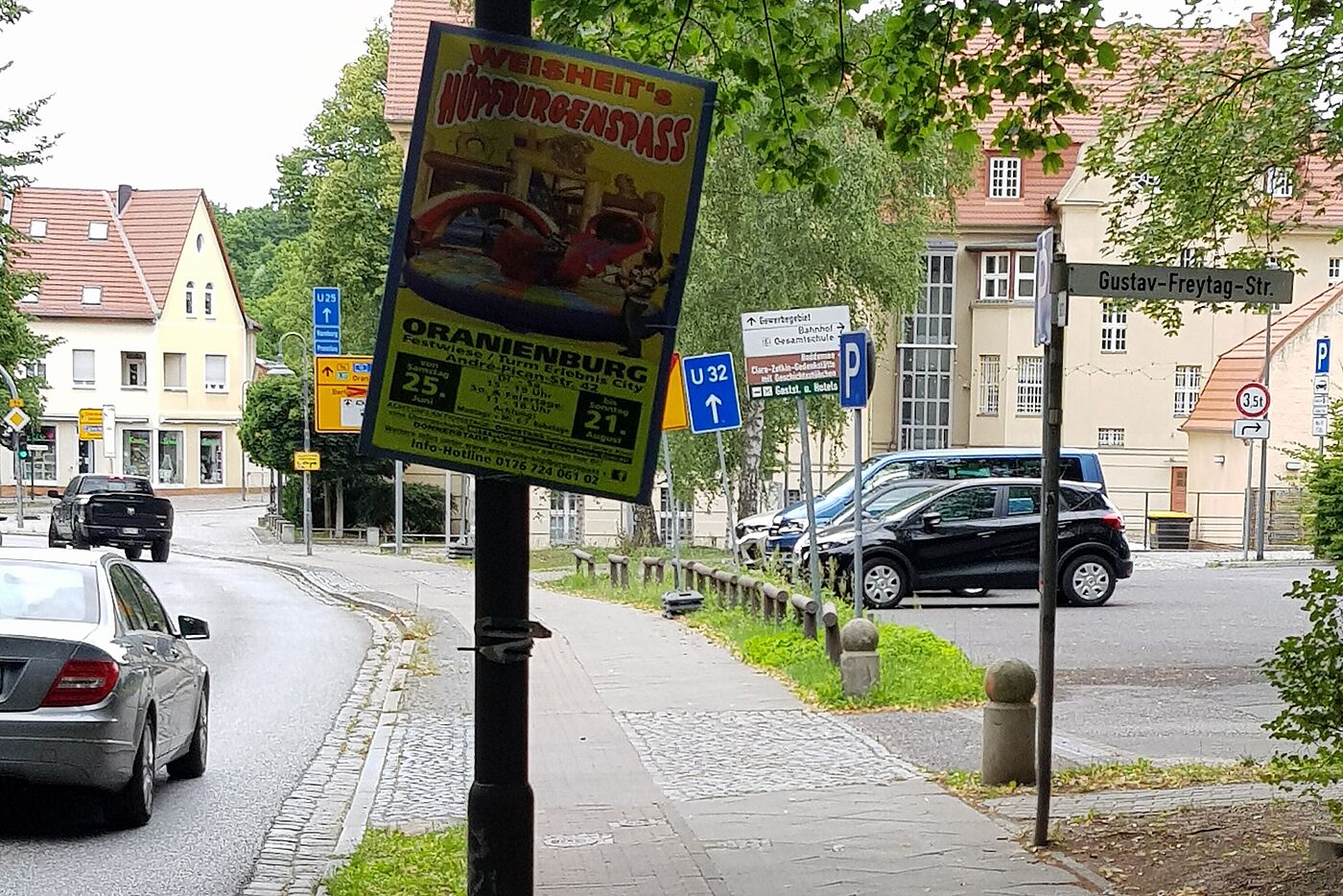 Hauptstraße Ostseite, Höhe Parkplatz am Rathaus