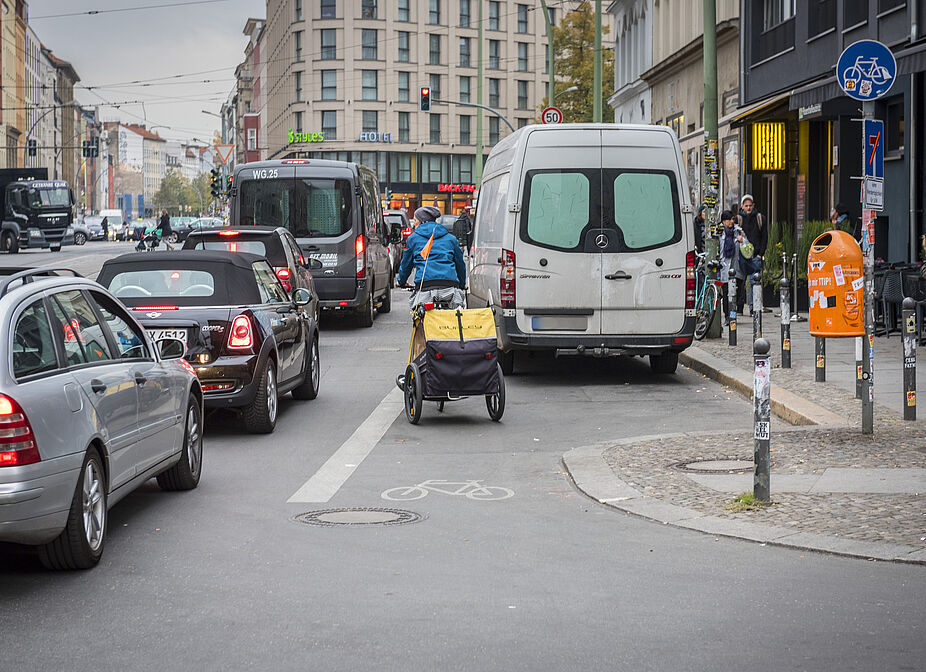 Radfahren in der Stadt: blockierter Radweg Radfahren in der Stadt: blockierter Radweg