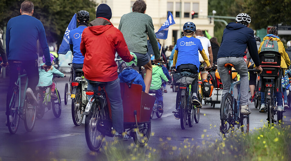 Kidical Mass Fahrradgruppe Menschen auf Rädern bei Kidical Mass Demo